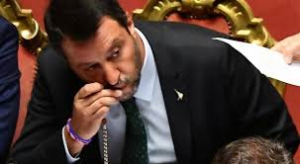 Salvini è tornato a usare simboli religiosi. Il troppo stroppia