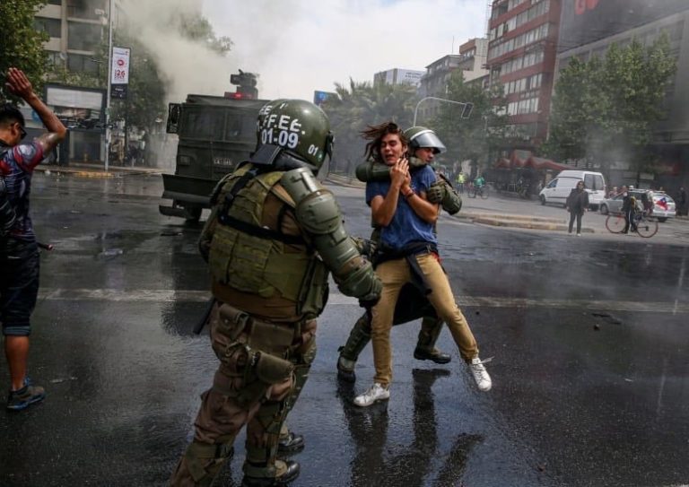 Si infiamma la protesta in Cile, dichiarato lo stato d’emergenza per la prima volta da Pinochet