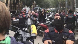 Barcellona: violenza intollerabile contro i professionisti dell’informazione