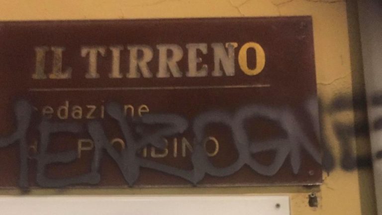 Scritta intimidatoria contro “Il Tirreno”, la solidarietà della Fnsi ai colleghi