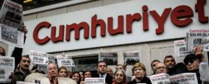 Turchia, nuove condanne per i giornalisti di Cumhuriyet mentre peggiorano condizioni leader Hdp in carcere
