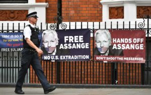 Assange rischia 170 anni di carcere per spionaggio. Sit-in all’Ambasciata Usa per dire no all’estradizione