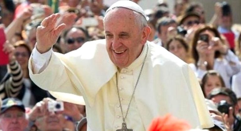 Papa Francesco, lo scandalo del commercio delle armi, l’educazione alla pace