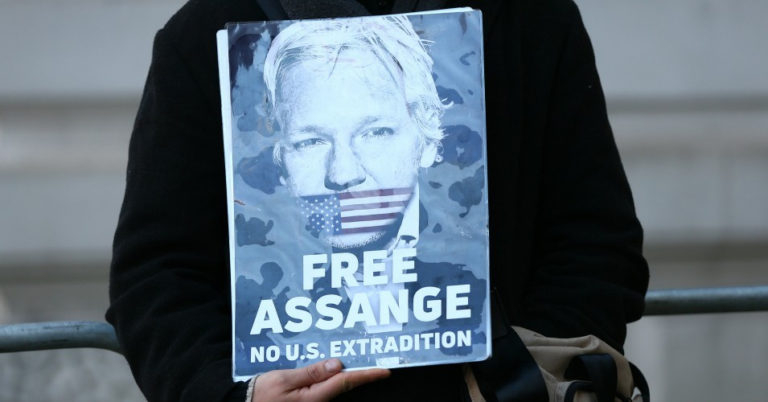 Assange non è solo. Si è capito che è in gioco la democrazia