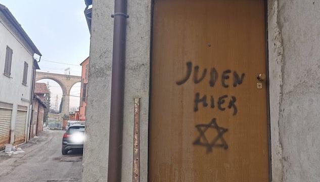 “Qui abita un giudeo…” una scritta che discende dalle parole usate come pietre