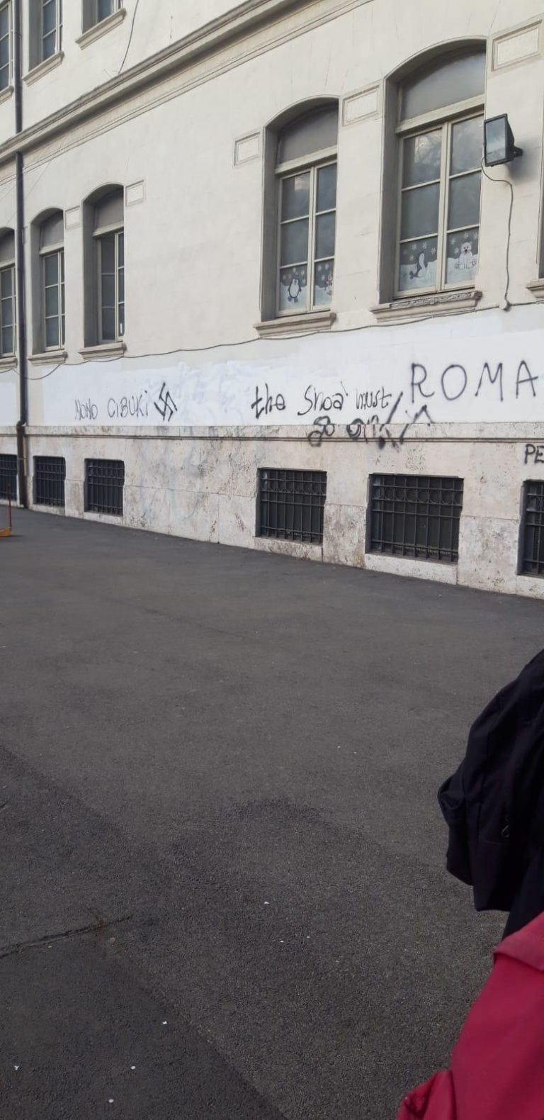 Scritte antisemite sul muro della scuola elementare “Cairoli” di Roma. Ancora un oltraggio alla memoria della Shoah