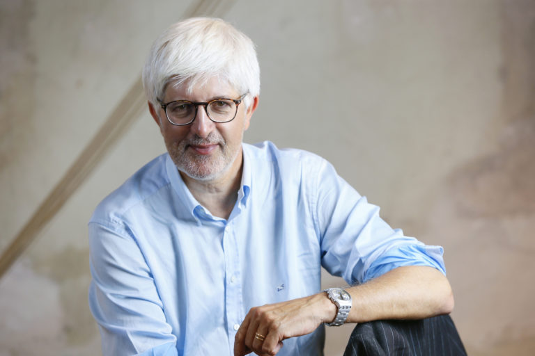 Teatro Vittoria. “Diario sentimentale di un giornalista” di e con Beppe Severgnini: caleidoscopico spettacolo di riflessioni, musica e colori