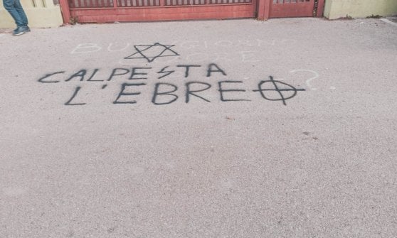 “Calpesta l’ebreo”, incredibili frasi davanti a due scuole di Pomezia nel giorno in cui gli studenti ricordano la Shoah