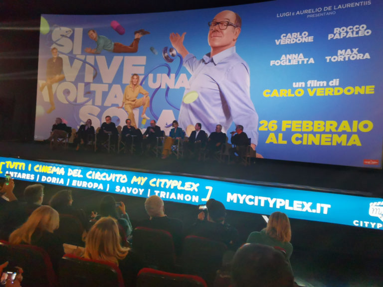 Presentato “Si vive una volta sola”, l’ultimo film di Verdone è un invito a non prendersi  sul serio