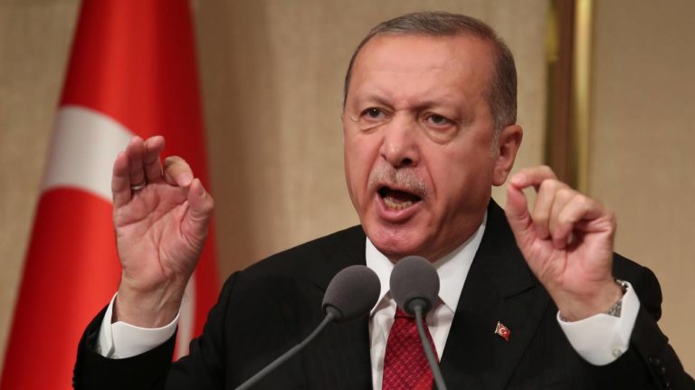 Turchia, Erdogan continua a imporre bavagli e ricatta l’Ue con i migranti