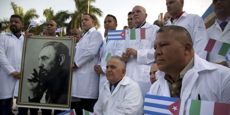 L’arrivo dei medici cubani in aiuto all’Italia è più di un gesto di solidarietà