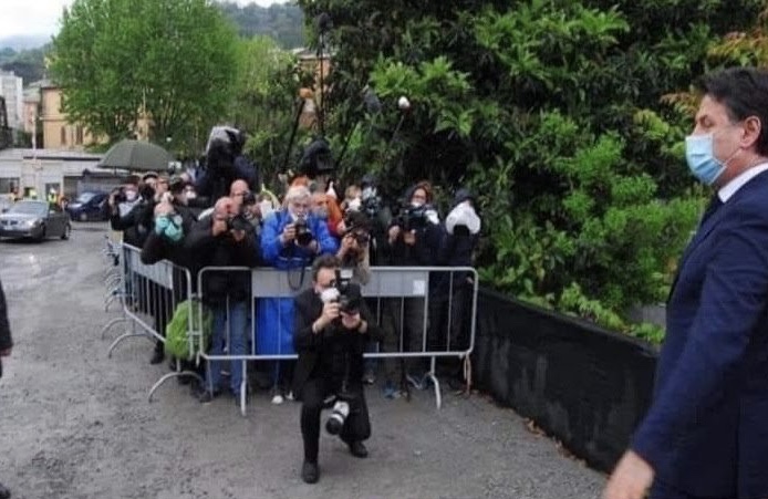 Fotografi ammassati per l’arrivo di Conte a Genova: la nota ufficiale dei giornalist