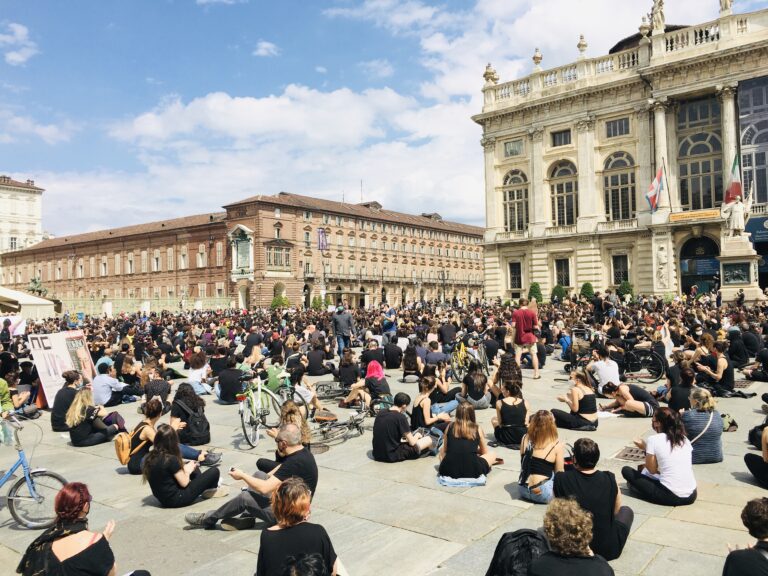 Per illuminare una piazza, servono le parole giuste. #Blacklivesmatter Torino. Esperance Ripanti: «Facciamo folla, facciamo luce»