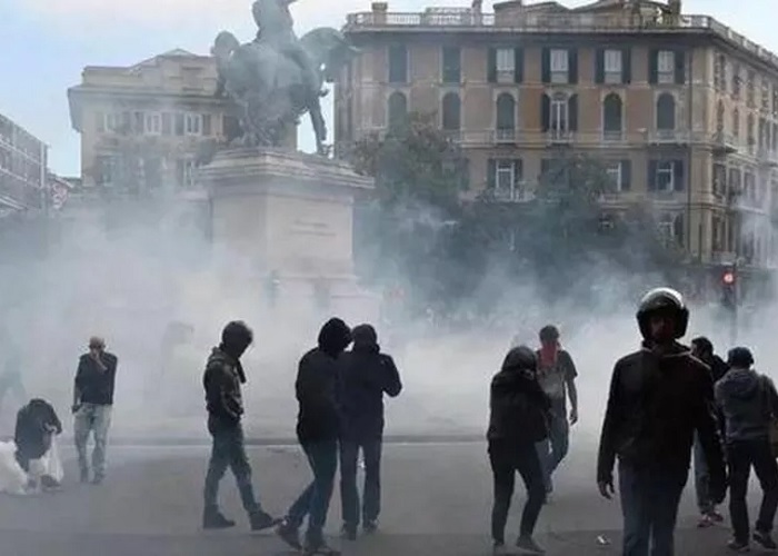 Giornalista pestato a Genova, 4 agenti rinviati a giudizio. Fnsi: «Pronti a costituirci parte civile»