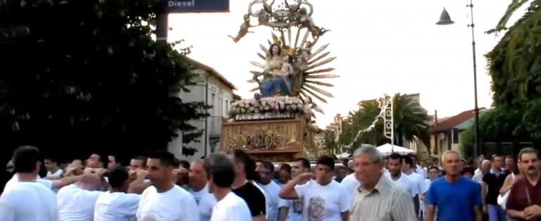La distorta spiritualità degli “inchini” delle statue di Maria davanti alle case dei boss