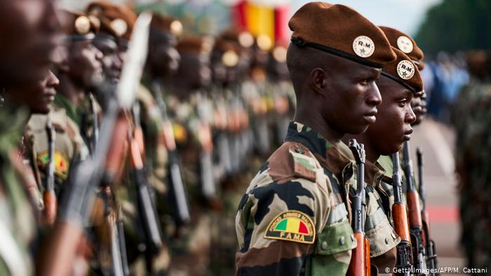 Mali, colpo di stato per aiutare la democrazia. Ma nessuno ci crede