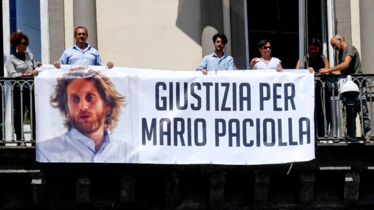 Napoli, flash mob per Mario Paciolla davanti alla sede del Sugc