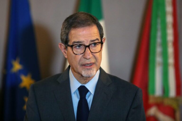 Un’ordinanza fuorilegge. Musumeci intima la chiusura dei centri di accoglienza. “Migranti fuori dalla Sicilia”