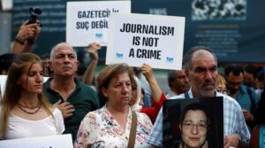 Turchia, la lunga estate calda dei giornalisti. A luglio due al giorno davanti ai giudici