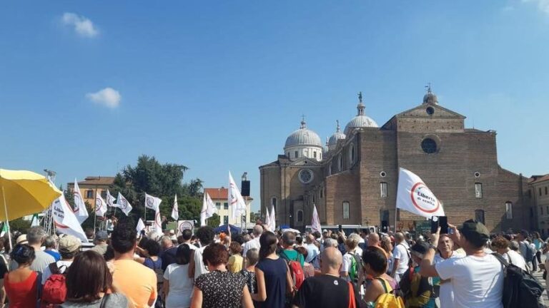 Negazionisti a Padova: intollerabile aggressione ai giornalisti, la condanna di Sindacato e Ordine