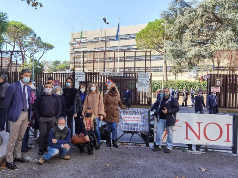 Articolo 21 al sit-in davanti al Tribunale di Roma per Federica Angeli