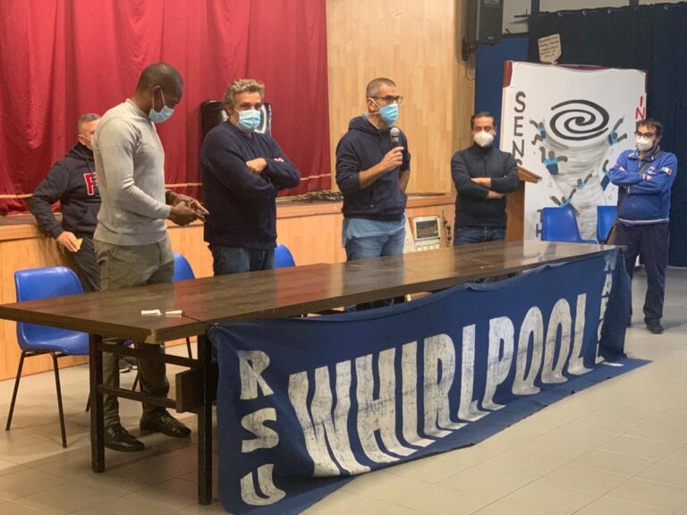 Vertenza Whirlpool, Insinna e Soumahoro a Napoli per portare solidarietà ai lavoratori