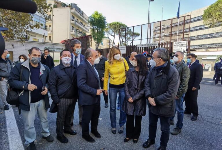 Scorta mediatica per Federica Angeli, Giulietti: «Sempre al fianco dei cronisti minacciati»