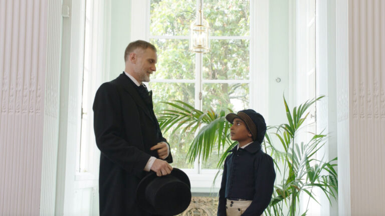 “La vita straordinaria di David Copperfield”, con ironia e chiari riferimenti alla contemporaneità