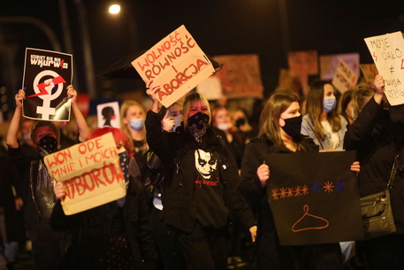 Polonia: proteste contro il divieto d’aborto. Manifestazioni anche a Roma