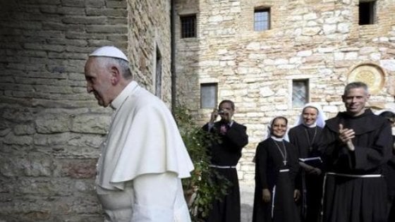 Il Papa firma l’enciclica “Fratelli tutti” ad Assisi