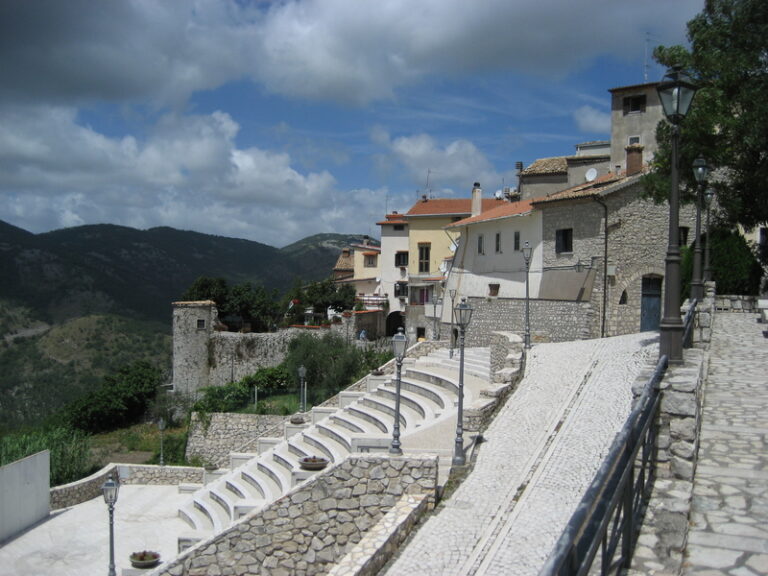 A proposito di querele temerarie: ecco come un borgo di 600 abitanti insegue i giornalisti, con denaro pubblico