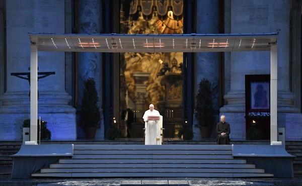 Urbi et Orbi, Papa Francesco: “Di fronte a una sfida che non conosce confini, non si possono erigere barriere”