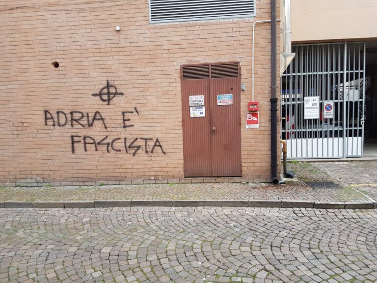 Scritte fasciste ad Adria, il sindaco: un insulto ai valori sui quali si fonda la comunità