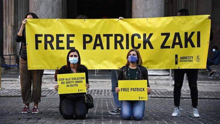 Patrick Zaki condannato perché i regimi di ogni colore non sopportano le luci dell’informazione