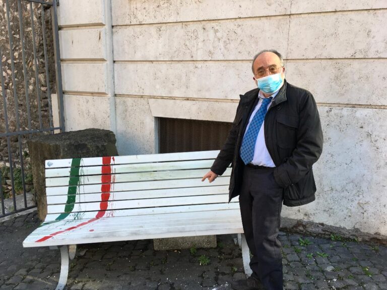 Omaggio alla panchina della memoria posta un anno fa nel Ghetto di Roma