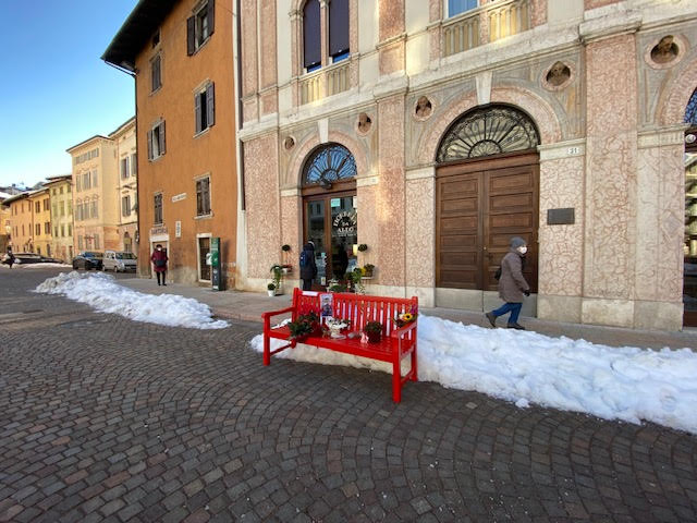 Panchina rossa a Trento in ricordo di Agitu