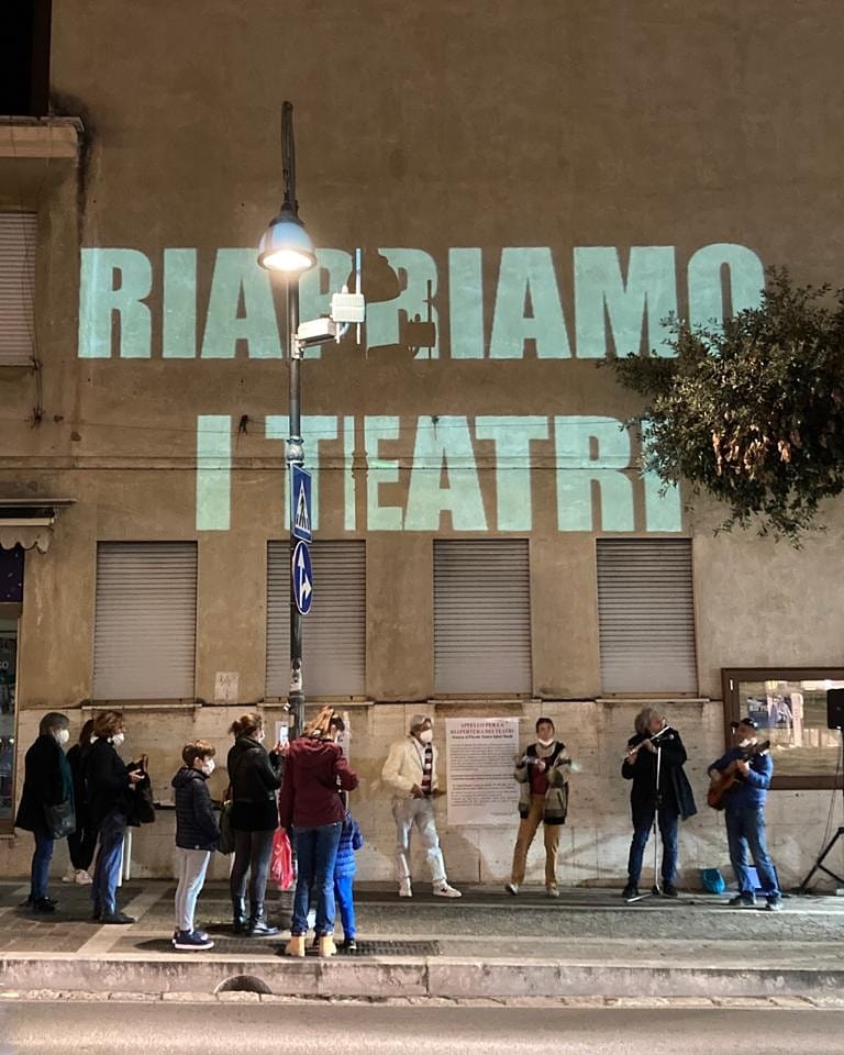 Una speranza chiamata teatro. Mille luci in Italia per riavere l’incanto degli spettacoli dal vivo