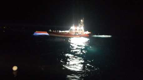 Lampedusa, barcone migranti si ribalta durante soccorsi
