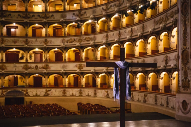 I ciak di Passio Christi nel film girato al Teatro Comunale Abbado di Ferrara. Regia di Michele Placido