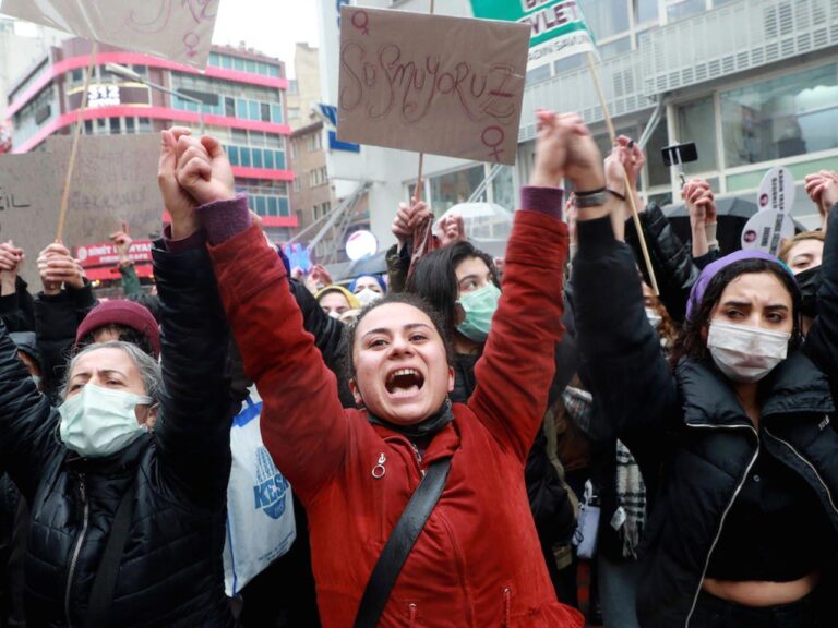 In Turchia tre femminicidi al giorno. Da Erdogan attacco alle donne