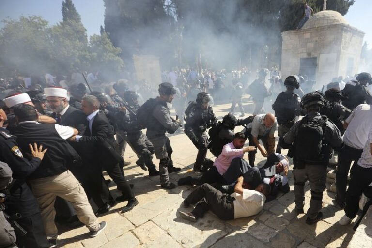 Gerusalemme, assalto in una moschea. Sì riaccende il conflitto israelo-palestinese