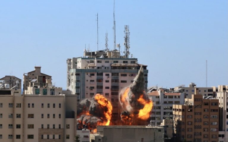 Gaza, attacco alla stampa. Colpite sedi di Al Jazeera e Ap da raid israeliano