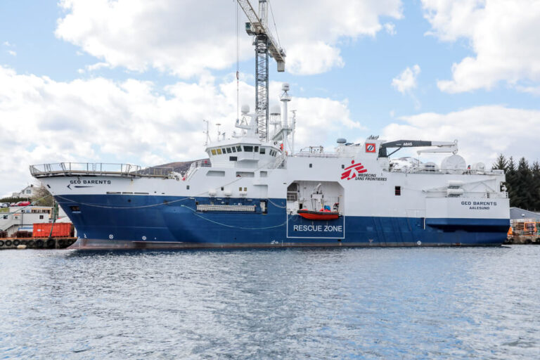 MSF riprende le attività salvavita con una nuova nave. “Non possiamo restare a guardare la rotta dei migranti più letale al mondo”