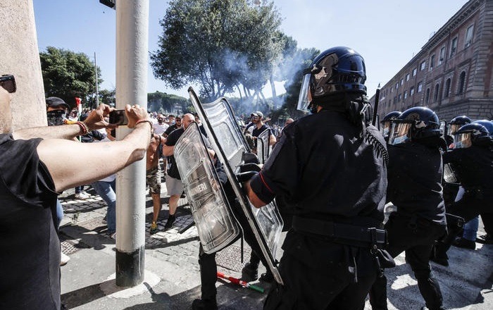 Aggredirono giornalisti e poliziotti al Circo Massimo, dieci Daspo a ‘Irriducibili’ della Lazio