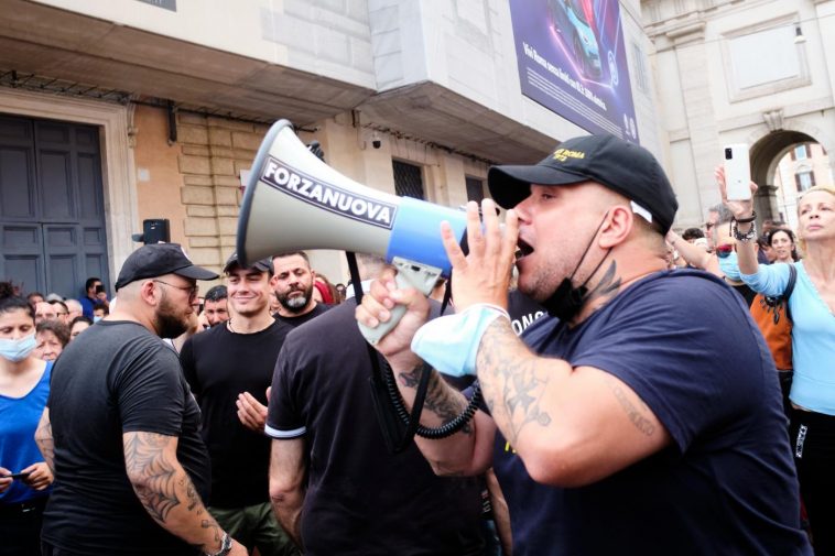 La battaglia violenta dei no vax. Bastoni e striscioni a casa del leader di Forza Nuova, Giuliano Castellino