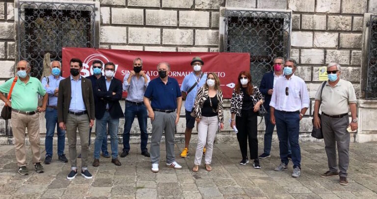 «L’informazione libera non può essere precaria, serve una legge di sistema» Presidio dei giornalisti a Venezia con Cgil, Cisl e Uil