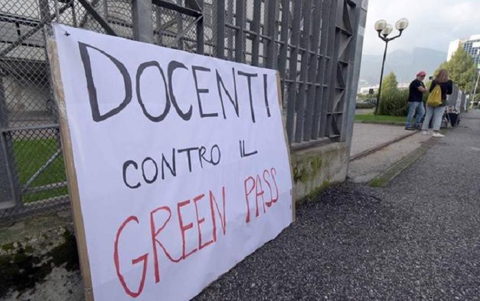 Trento, giornalista e fotografo dell’Adige aggrediti a sit-in ‘no green pass’. La solidarietà di sindacato e Odg