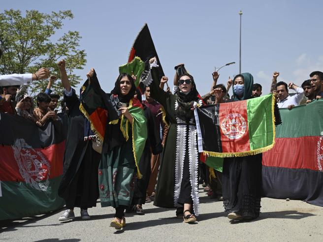 Le donne protestano sfidando i fucili talebani