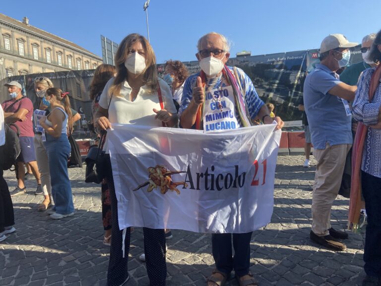 La solidarietà non si arresta! A Napoli in centinaia in piazza: tutti con Mimmo Lucano