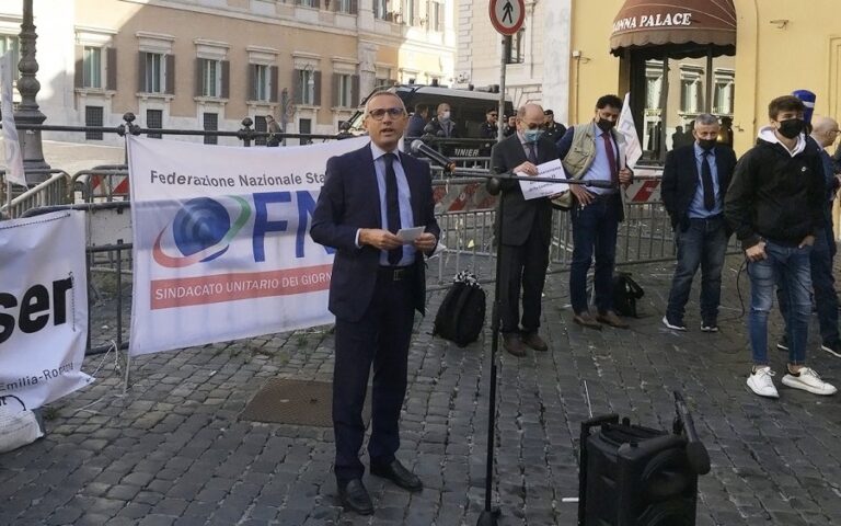 Giornalisti in piazza a Roma, Fnsi: “Serve una legge per salvare l’informazione. Draghi ci ascolti”